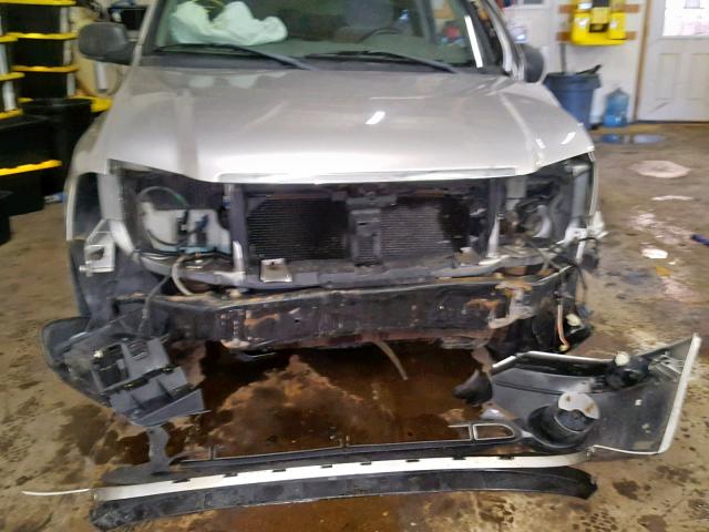 1GKDT13S242377908 - 2004 GMC ENVOY SILVER photo 9