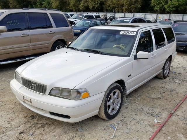 YV1LW5679W2520962 - 1998 VOLVO V70 GLT WHITE photo 2