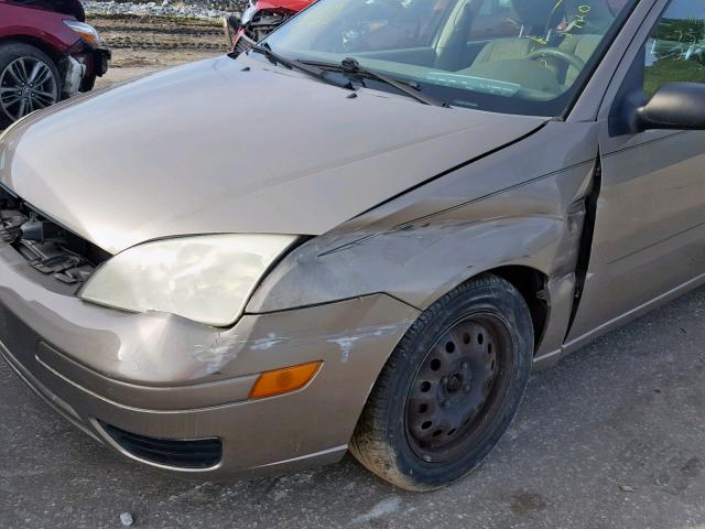 1FAFP34N35W168576 - 2005 FORD FOCUS ZX4 GOLD photo 9