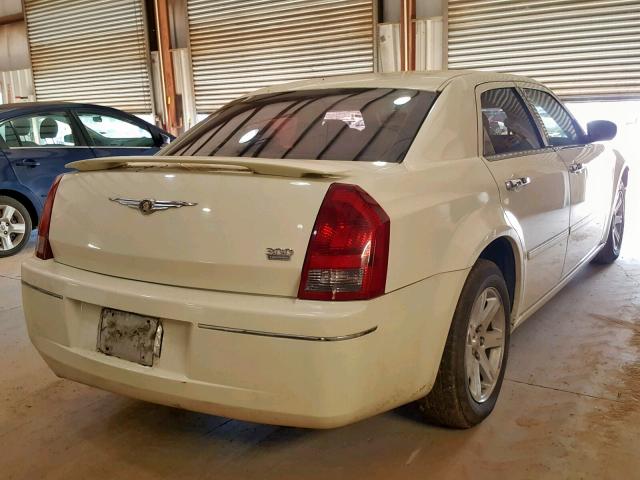 2C3LA53G26H331901 - 2006 CHRYSLER 300 TOURIN WHITE photo 4