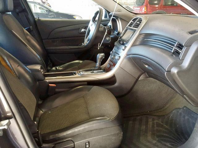 1G11D5SRXDF125584 - 2013 CHEVROLET MALIBU 1LT ნაცრისფერი ფოტო 5