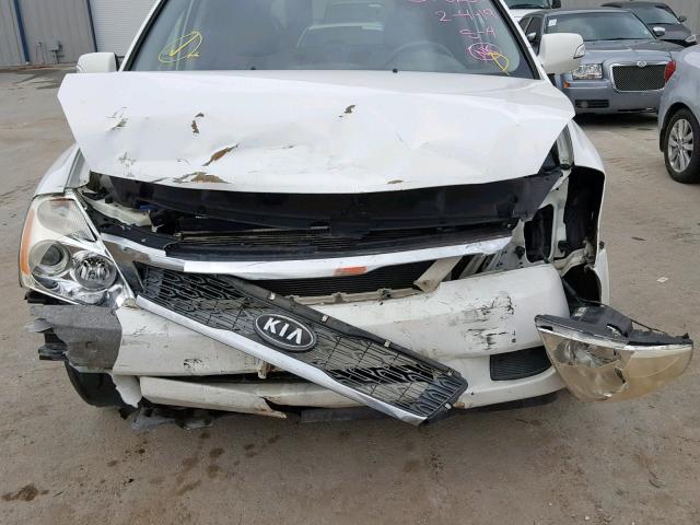 KNDMG4C73B6373997 - 2011 KIA SEDONA LX WHITE photo 9