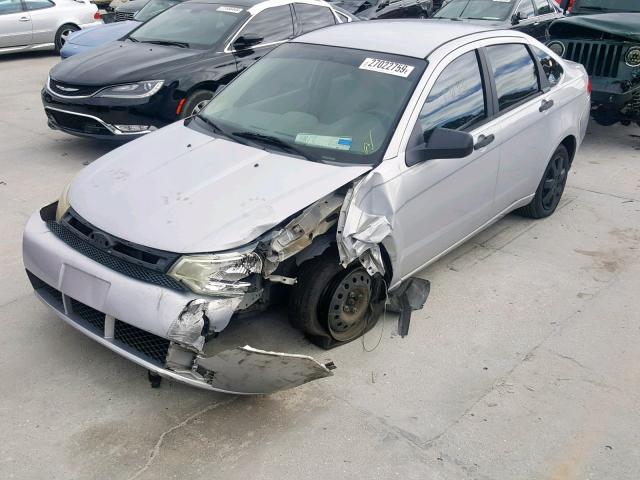 1FAHP34N08W151523 - 2008 FORD FOCUS S/SE SILVER photo 2