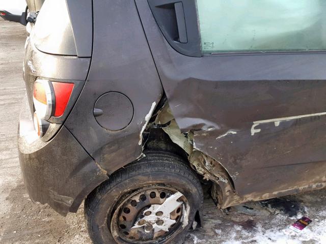 1G1JA6SG1D4219040 - 2013 CHEVROLET SONIC LS 棕色 照片 9