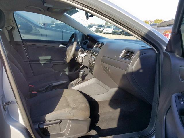 3VW2K7AJ0DM217423 - 2013 VOLKSWAGEN JETTA BASE SILVER photo 5