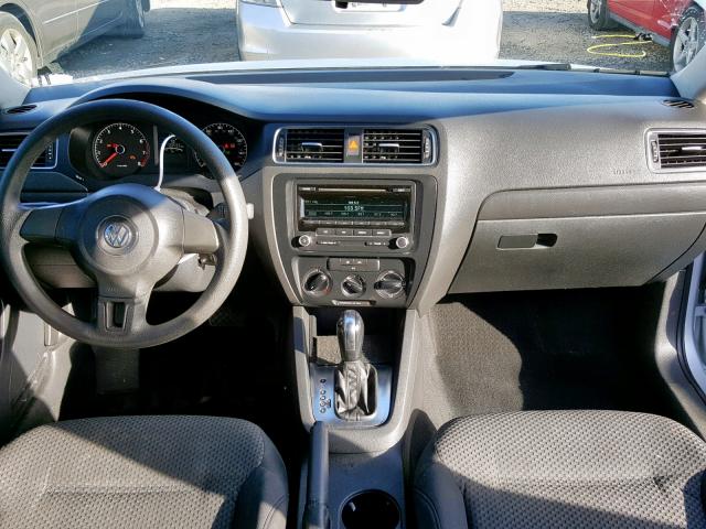 3VW2K7AJ0DM217423 - 2013 VOLKSWAGEN JETTA BASE SILVER photo 9