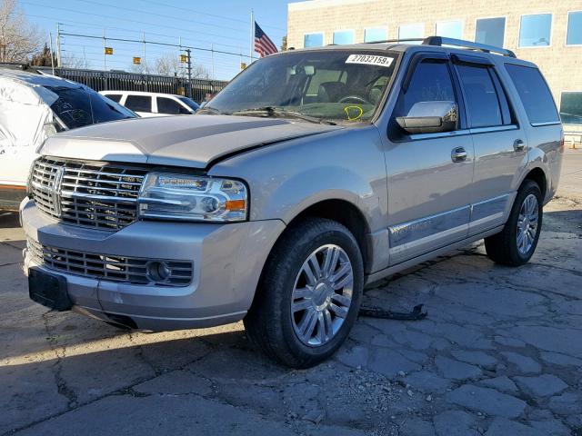 5LMFU27517LJ04221 - 2007 LINCOLN NAVIGATOR Weiß Foto 2