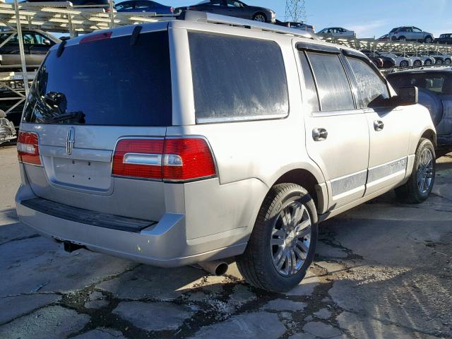 5LMFU27517LJ04221 - 2007 LINCOLN NAVIGATOR Weiß Foto 4