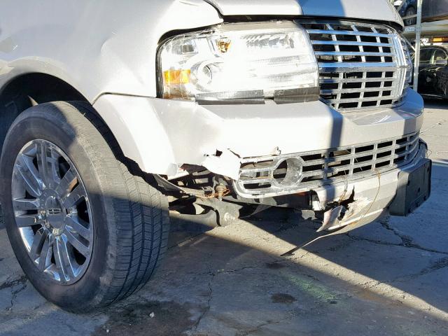 5LMFU27517LJ04221 - 2007 LINCOLN NAVIGATOR Weiß Foto 9