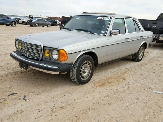 WDBAB33A5CB001835 - 1982 MERCEDES-BENZ 300 DT SILVER photo 2