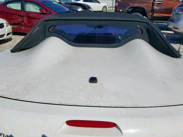 1G2MB35B56Y112718 - 2006 PONTIAC SOLSTICE WHITE photo 6