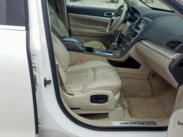 2LMHJ5FR2ABJ00331 - 2010 LINCOLN MKT WHITE photo 5