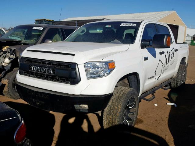 5TFDW5F16FX417491 - 2015 TOYOTA TUNDRA CRE WHITE photo 2