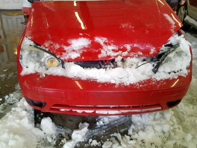 1FAFP34N05W218513 - 2005 FORD FOCUS ZX4 RED photo 9