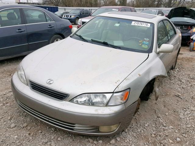 JT8BF28GXW0118116 - 1998 LEXUS ES 300 SILVER photo 2