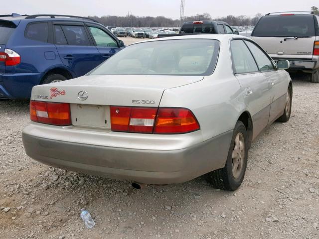 JT8BF28GXW0118116 - 1998 LEXUS ES 300 SILVER photo 4