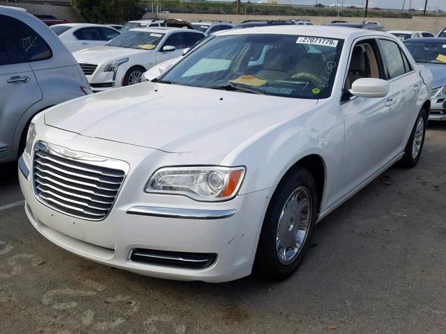 2C3CCAAG7CH313198 - 2012 CHRYSLER 300 WHITE photo 2