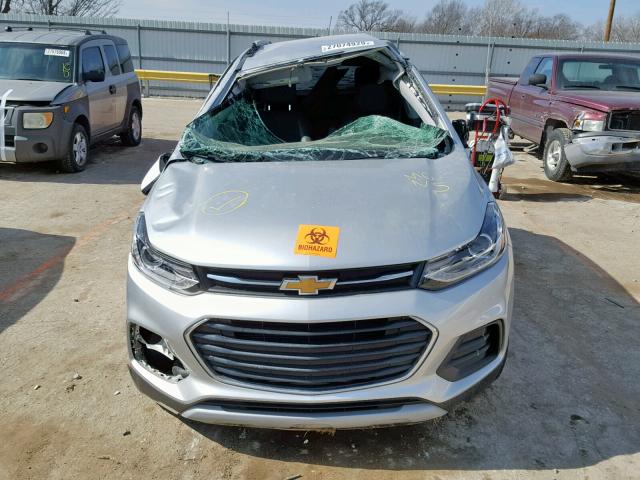 KL7CJPSB1JB600658 - 2018 CHEVROLET TRAX 1LT SILVER photo 9