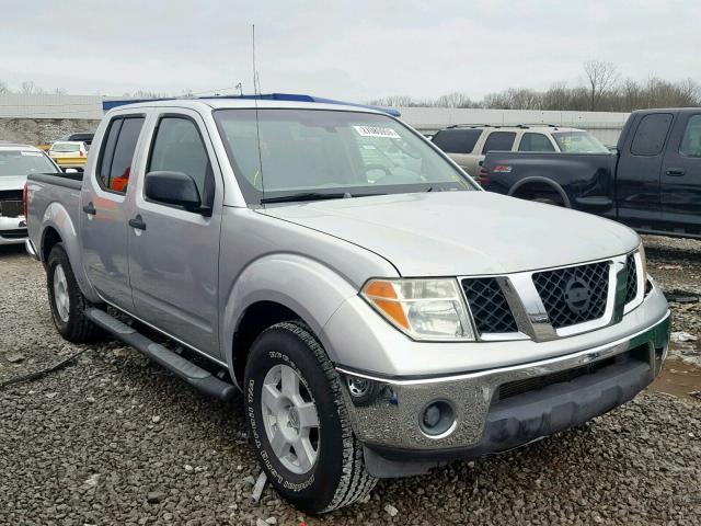 1N6AD07U85C464707 - 2005 NISSAN FRONTIER C SILVER photo 1