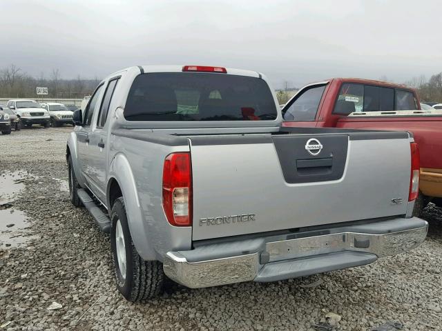 1N6AD07U85C464707 - 2005 NISSAN FRONTIER C SILVER photo 3