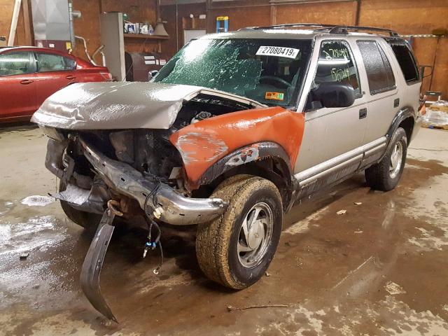 1GNDT13W31K257794 - 2001 CHEVROLET BLAZER SILVER photo 2