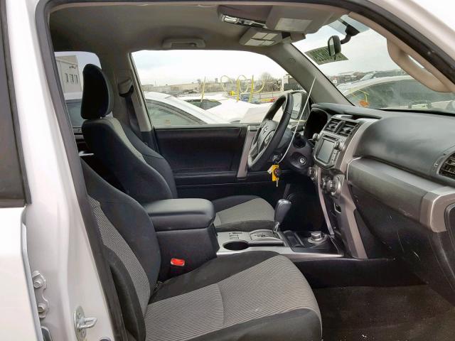 JTEBU5JR0H5418365 - 2017 TOYOTA 4RUNNER SR WHITE photo 5