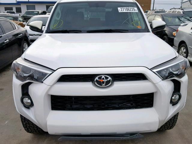 JTEBU5JR0H5418365 - 2017 TOYOTA 4RUNNER SR WHITE photo 9