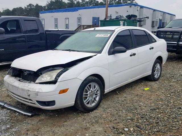 1FAFP34N45W203139 - 2005 FORD FOCUS ZX4 WHITE photo 2