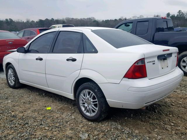 1FAFP34N45W203139 - 2005 FORD FOCUS ZX4 WHITE photo 3