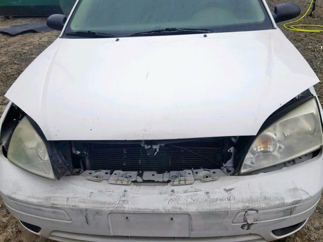 1FAFP34N45W203139 - 2005 FORD FOCUS ZX4 WHITE photo 7