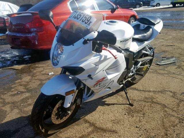 KM4MJ5272B1700456 - 2011 HYOSUNG GT250 R WHITE photo 2