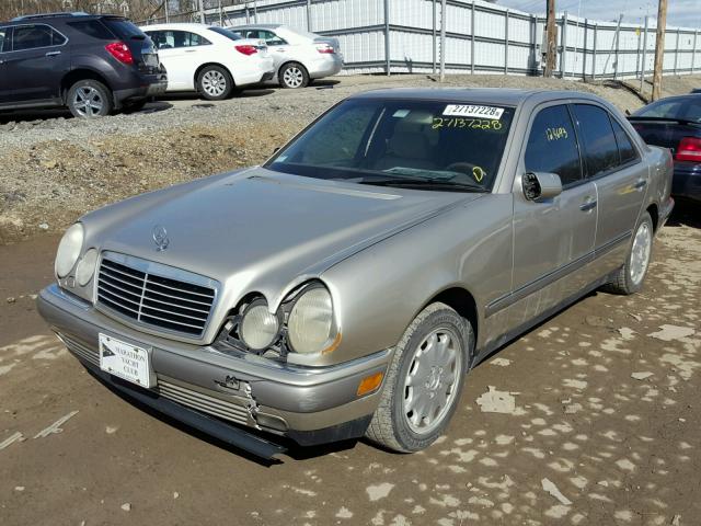 WDBJF55F3VA309541 - 1997 MERCEDES-BENZ E 320 GOLD photo 2