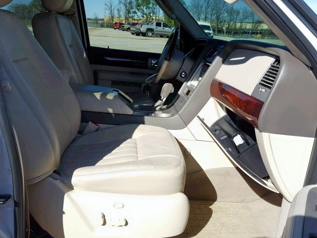 5LMFU27R74LJ43149 - 2004 LINCOLN NAVIGATOR WHITE photo 5