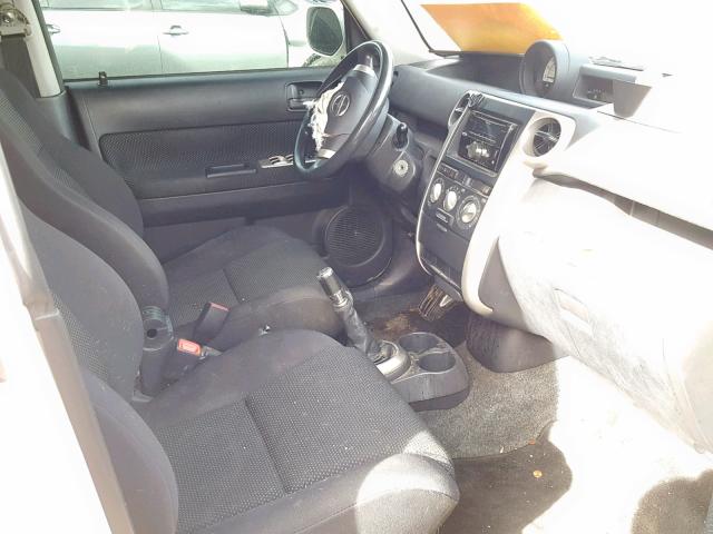 JTLKT334X64057747 - 2006 TOYOTA SCION XB WHITE photo 5