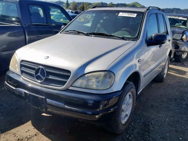 4JGAB54E8WA036180 - 1998 MERCEDES-BENZ ML 320 SILVER photo 2