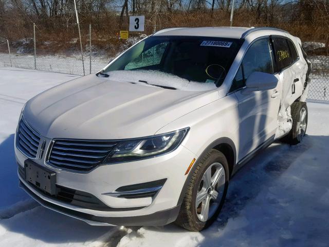 5LMCJ1D97JUL31704 - 2018 LINCOLN MKC PREMIE WHITE photo 2