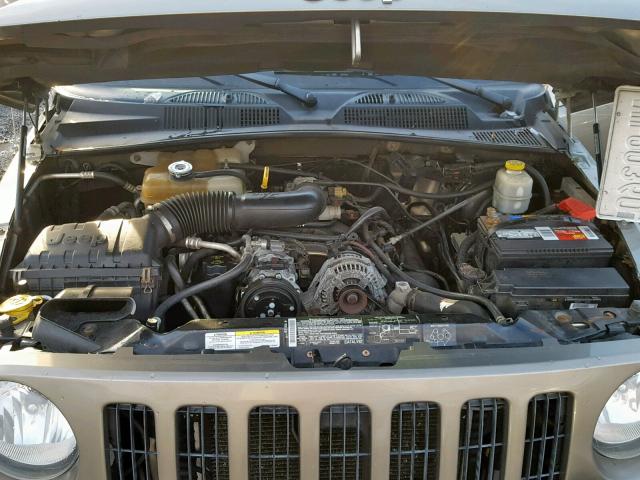 1J8GL38K35W671446 - 2005 JEEP LIBERTY RE BEIGE photo 7