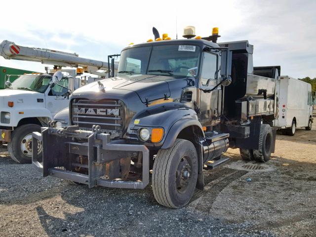 1M2AG08C76M001318 - 2006 MACK 700 CV700 BLACK photo 2