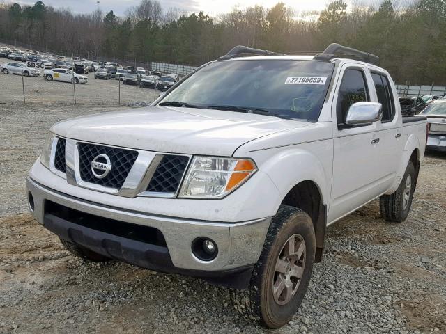 1N6AD07U86C413578 - 2006 NISSAN FRONTIER C WHITE photo 2