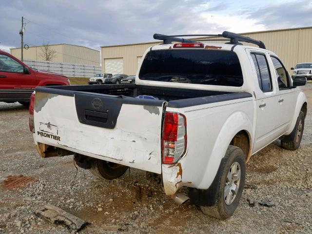 1N6AD07U86C413578 - 2006 NISSAN FRONTIER C WHITE photo 4