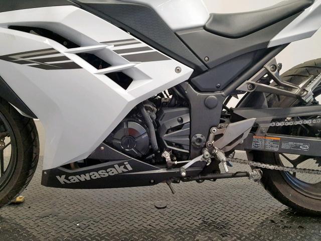 JKAEX8B15HDA39450 - 2017 KAWASAKI EX300 B WHITE photo 6