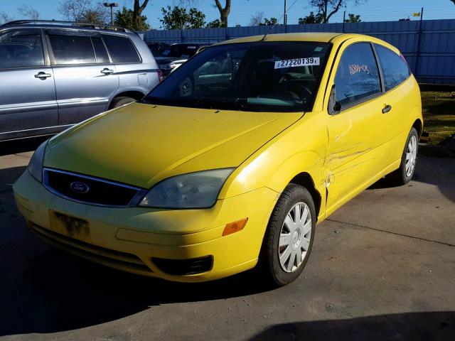 3FAFP31NX5R112142 - 2005 FORD FOCUS ZX3 YELLOW photo 2