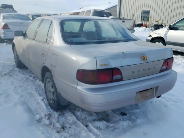 4T1BG12K9TU783238 - 1996 TOYOTA CAMRY DX SILVER photo 3