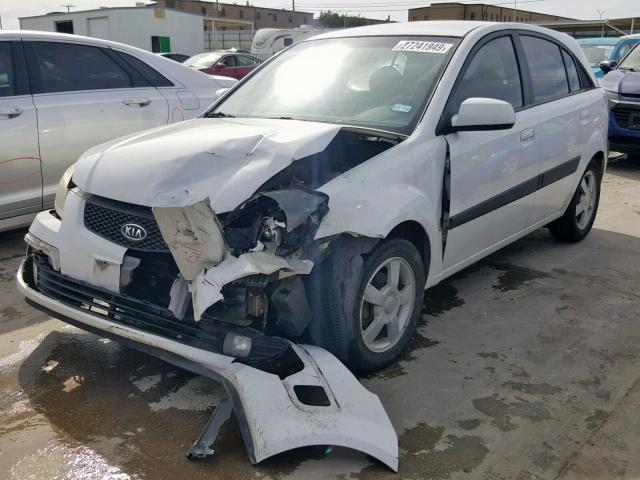 KNADE163166183017 - 2006 KIA RIO 5 WHITE photo 2