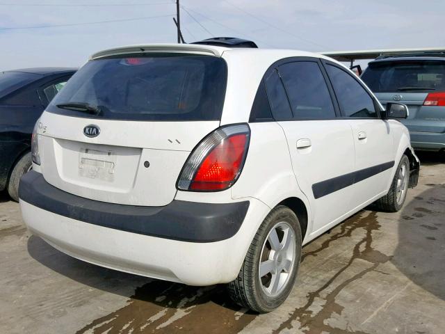 KNADE163166183017 - 2006 KIA RIO 5 WHITE photo 4