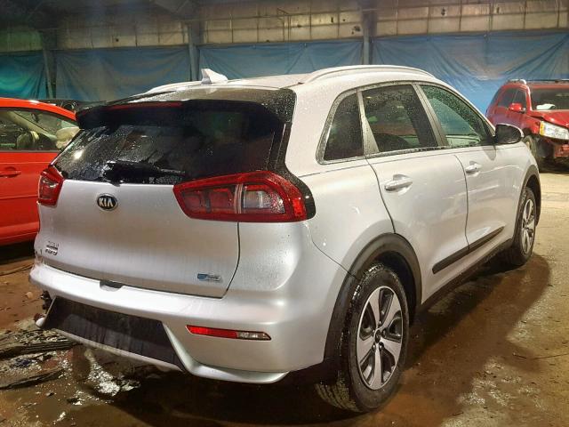 KNDCC3LC5H5086707 - 2017 KIA NIRO EX SILVER photo 4