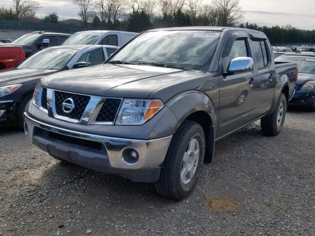 1N6AD07U06C430682 - 2006 NISSAN FRONTIER C GRAY photo 2