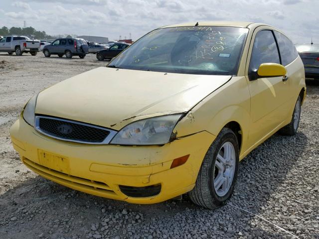 3FAFP31NX5R119981 - 2005 FORD FOCUS ZX3 YELLOW photo 2