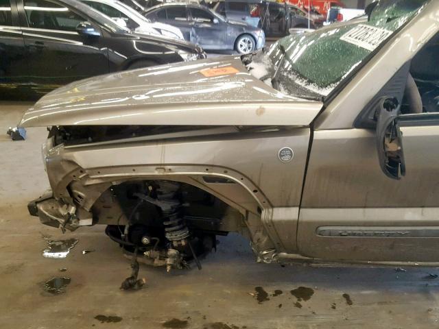 1J4GL38K05W668800 - 2005 JEEP LIBERTY RE TAN photo 9