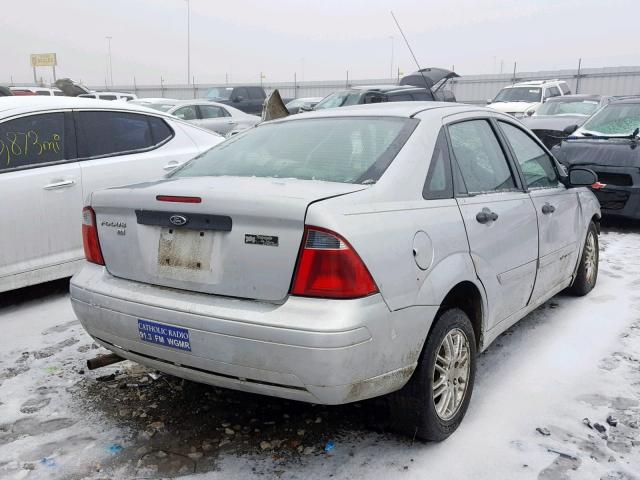 1FAFP34N27W182827 - 2007 FORD FOCUS ZX4 SILVER photo 4